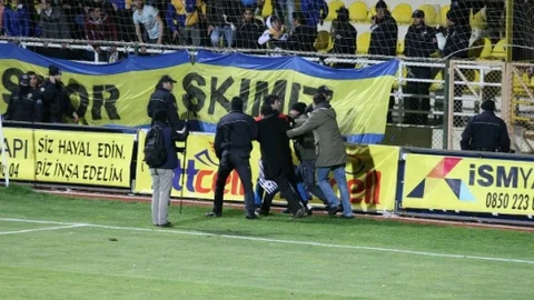 İzmir Derbisinde Gergin Anlar Yaşandı