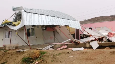 Van'da Şiddetli Rüzgar Çatıları Uçurdu