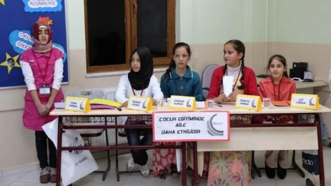Kocaeli'nde Bilgi Evleri Münazara Şampiyonası