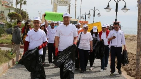 Mersin'de Öğrencilerden Sahil Temizliği