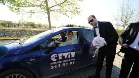 Turgutlu'da Gelinlikle Direksiyon Sınavı