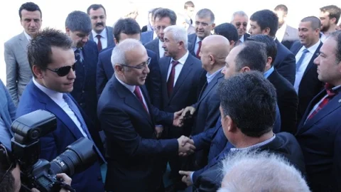 Antalya'da Eski Bakan Elvan'a Yoğun İlgi