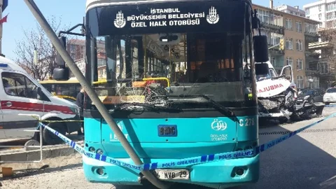 Kadıköy'de Ambulans ve Otobüs Çarpıştı