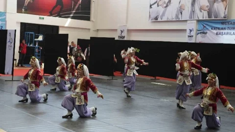 Bayraklı'da Zeybek Yarışması Yapıldı