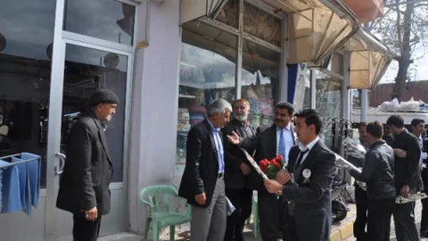 Gerger'de Gül Dağıtımı Yapıldı