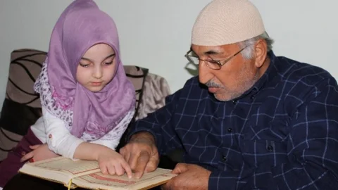 Altı Yaşındaki İkbal Dedesini Eğitti