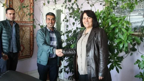 Yüksekova Belediyespor Kupalarını Eş Başkan Yetişkin'e Verdi