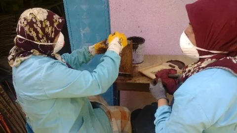 Uzungöl'de Kadınların Ahşap Eşya Satışı