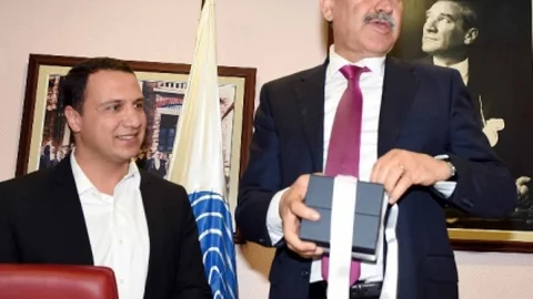 Seyhan Belediyesi'nde Fular ve Kravat Dağıtımı