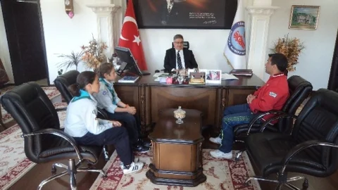 Akçakoca'da İzciler Kaymakamı Ziyaret Etti
