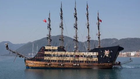 Marmaris'te Korsan Gemisi İlgi Çekti