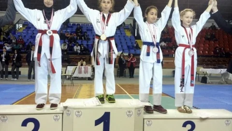 Çanakkale'nin Altın Kızları Şampiyonluğu Elde Etti