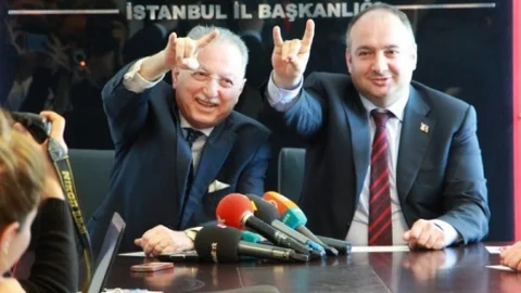 Ekmeleddin İhsanoğlu'ndan 'Bozkurt' İşareti Denemesi