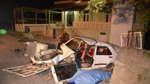 Adana'da Cami Duvarına Çarpan Araçta 1 Ölü, 3 Yaralı