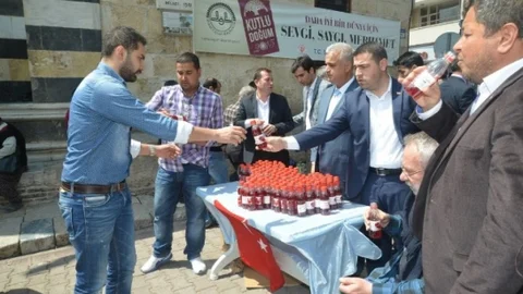 Adana'da Ballı Şerbet İkramı