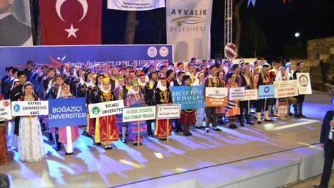 Ayvalık'ta Halk Oyunları Şenliği Başladı