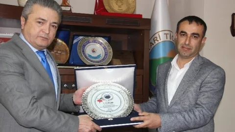 Hakkari'de İş Adamlarına Plaket Töreni