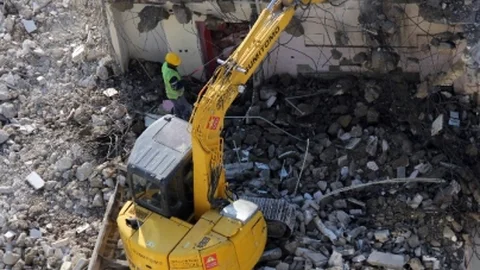 Adana'da 8 Tonluk İş Makinesi Yıkım Yaptı