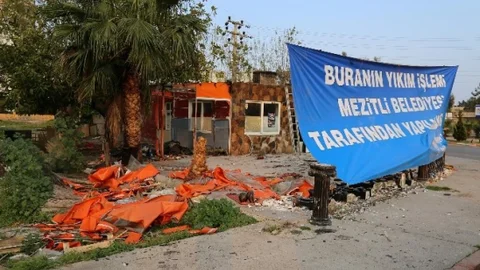 Mezitli'de Ticari İşletmeler Yıkılıyor