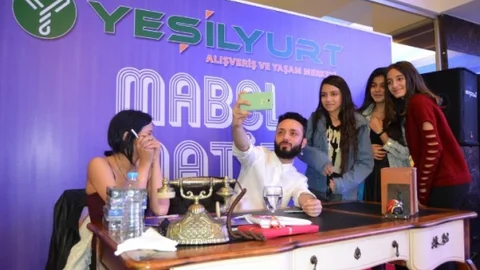 Mabel Matiz Yeşilyurt'ta Hayranlarıyla Buluştu