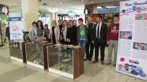 Beyaz Kalpler Öğrencileri Cam Boncuk Sergisi Düzenledi