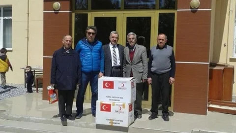 Sorgun'da Kız Öğrencilere Giysi Yardımı