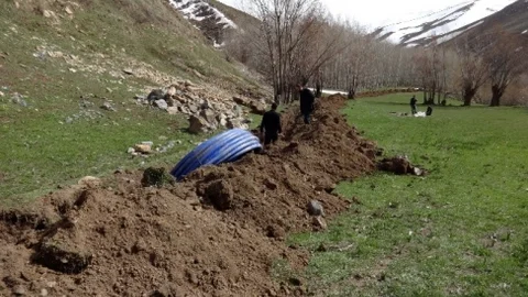 Van'da Zorlu Su Hattı Çalışması