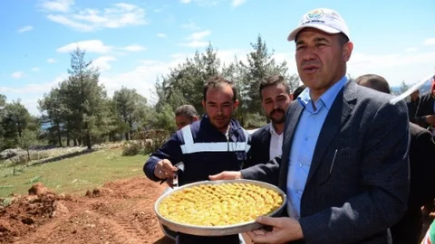 Adana'da Yol Çalışmalarına Baklava İkramı