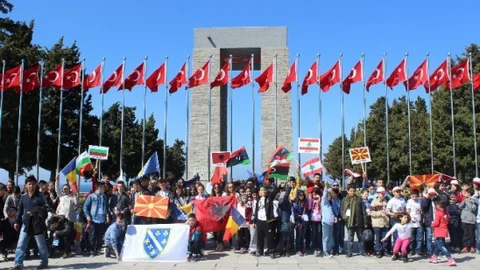 Çanakkale'de Çocuklar Şehitlikleri Gezdiler