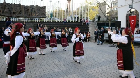 Yunan Folklor Ekibi Bursa'da Gösteri Yaptı