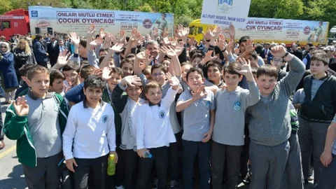 Üsküdar'dan Mülteci Çocuklara Oyuncak Yardımı