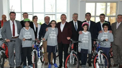 İzmit'te Öğrencilere Bisiklet Dağıtımı