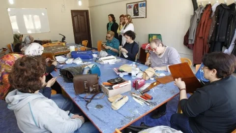 Kadınlar Deri Çanta Yapımını Öğreniyor