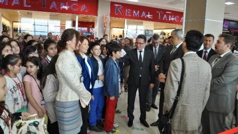 Edremit'te 23 Nisan Sergisi Açıldı