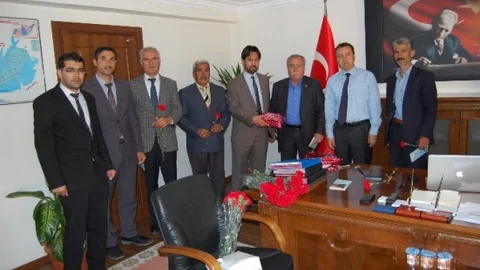 Samsat'ta Gül ve Kitap Dağıtımı