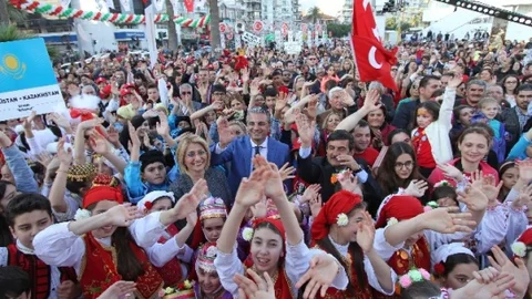 İzmir'de 23 Nisan Şenliği Başladı