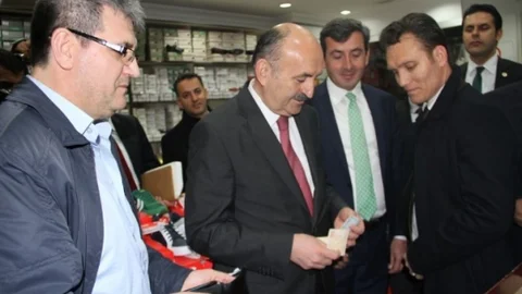 Bursa'da Bakan Müezzinoğlu'ndan Ayakkabı Alımı