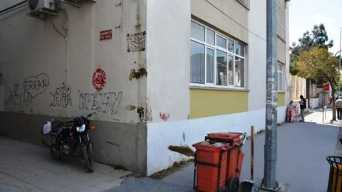 Ayvalık'ta Okul Duvarlarına Yazılan İlanlar