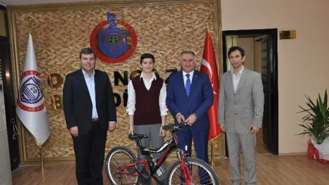 Orhangazi'de Kan Bağışına Teşvik Eden Öğrenciye Bisiklet Hediye Edildi