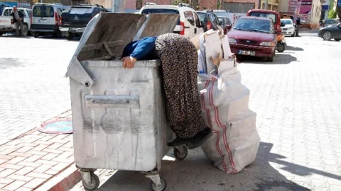 Mersin'de Kağıt Toplayan Ayşe Nine