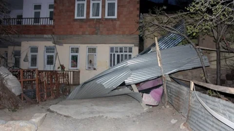 Hakkari'de Rüzgar Çatıları Uçurdu