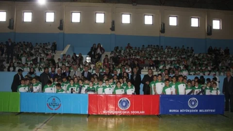 Bursa'da Öğrencilere Satranç Takımı Dağıtıldı