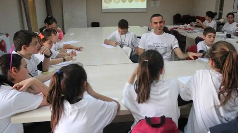 İzmirli Çocuklar Girişimcilik Eğitimi Alıyor