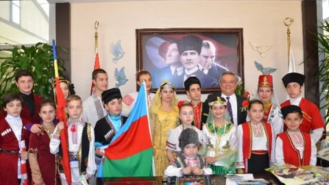 Kuşadası'nda 23 Nisan Coşkusu Yaşanıyor