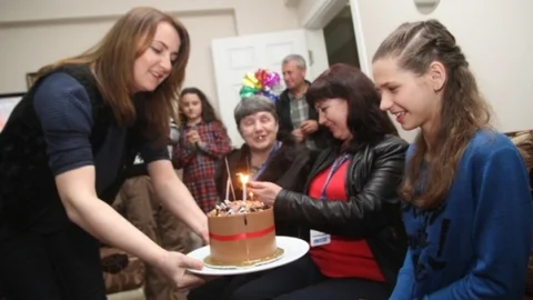 Romen ve Rus Çocuklara Sürpriz Doğum Günü