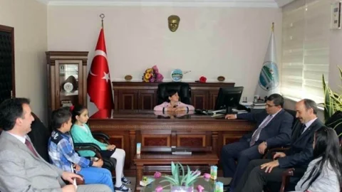 Beyşehir'de Çocuklar Makam Koltuklarında