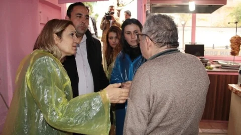 İstanbul'da Yağmura Rağmen Seçim Çalışmaları