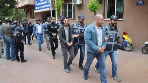 İzmir'de Kaçak Göçmen Şebekesi Çökertildi