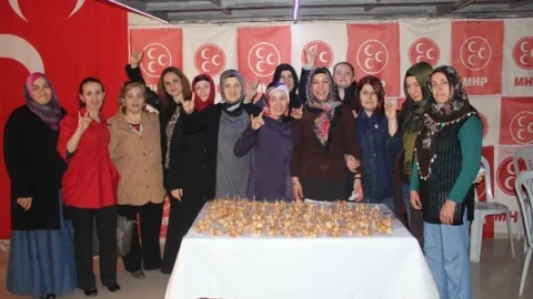 MHP'li Kadınlar Lokma İkramında Bulundu