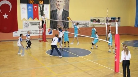 Karaman'da Voleybol Turnuvası Başladı